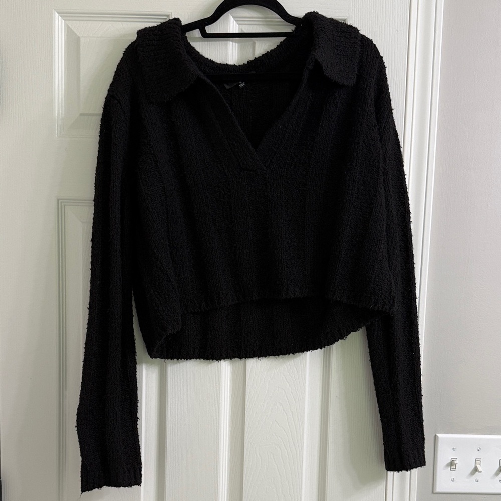 Lulu's Black V-Neck collared Sweater